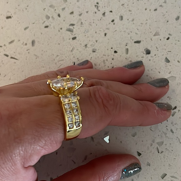 Gorgeous multi carat gold plated faux diamond ring wms sz 8 3/4 ish - Picture 5 of 13